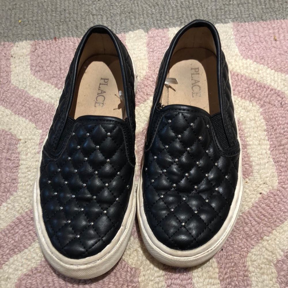 place black fancy shoes